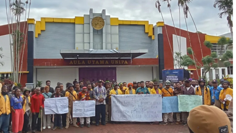 BEM Unipa unjuk rasa menolak kehadiran PT Freeport Indonesia di Unipa, 25 April 2025. foto : istimewa 
