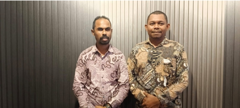 Ketua Yayasan Lembaga Bantuan Hukum (YLBH) Papua Tengah, Yosep Temorubun dan tim hukumnya.

