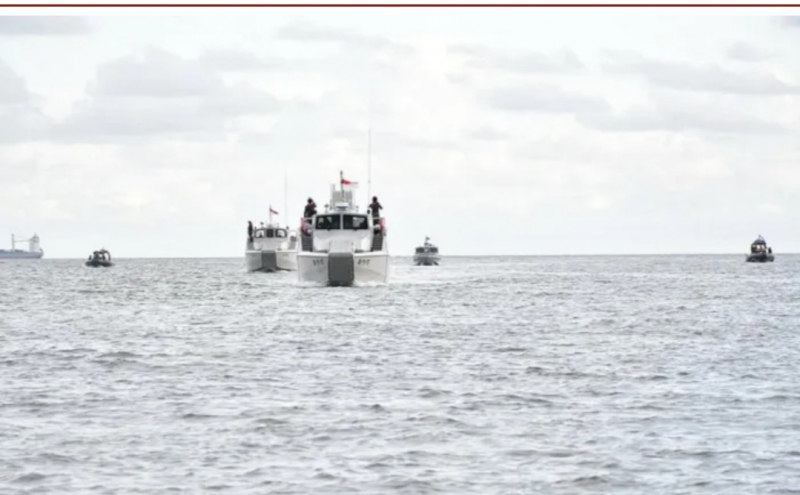 Tiga kapal patroli dari Lanal Timika berlatih manuver di perairan Muara Amamapare, Mimika, Papua Tengah, Kamis (1/5). (Foto: Dok. Dispen Lanal Timika)
