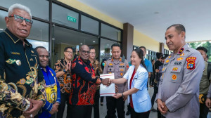 Gubernur Papua Tengah Serahkan Dua Unit Mobil Ambulans Kepada  Rumah Sakit