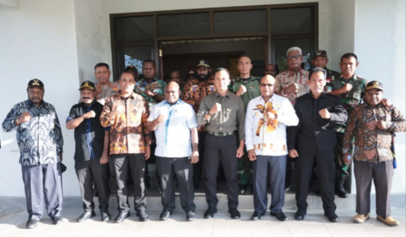 Foto bersama usai Gubernur Papua Tengah Meki Nawipa kunjungi Mabes Kogabwilhan III, Timika.