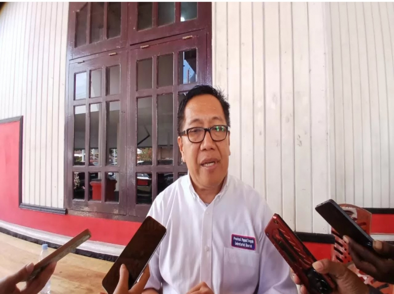 Pj Sekda Papua Tengah, dr Silwanus Sumule saat memberikan keterangan pers, Kamis (12/6/2-26).