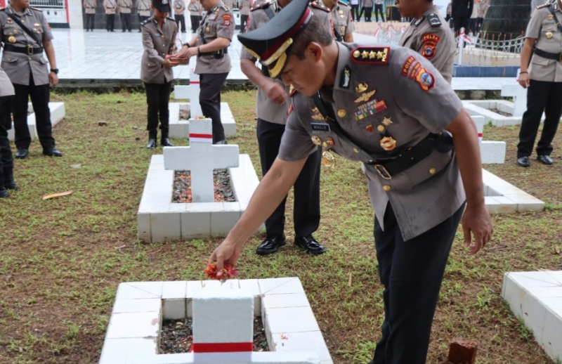 Polda) Papua Tengah menggelar kegiatan ziarah dan tabur bunga di Taman Makam Pahlawan (TMP) Kabupaten Nabire, Senin (23/6/2025).

