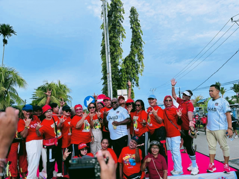 Gubernur Papua Tengah Meki Nawipa Foto Bersama Klub Senam