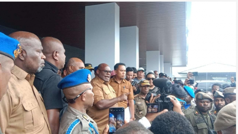 Gubernur Papua Tengah, Meki Nawipa saat menemui massa pencaker CPNS Formasi tahun 2024 Papua Tengah kode R, di halaman Kantor Gubernur Papua Tengah.