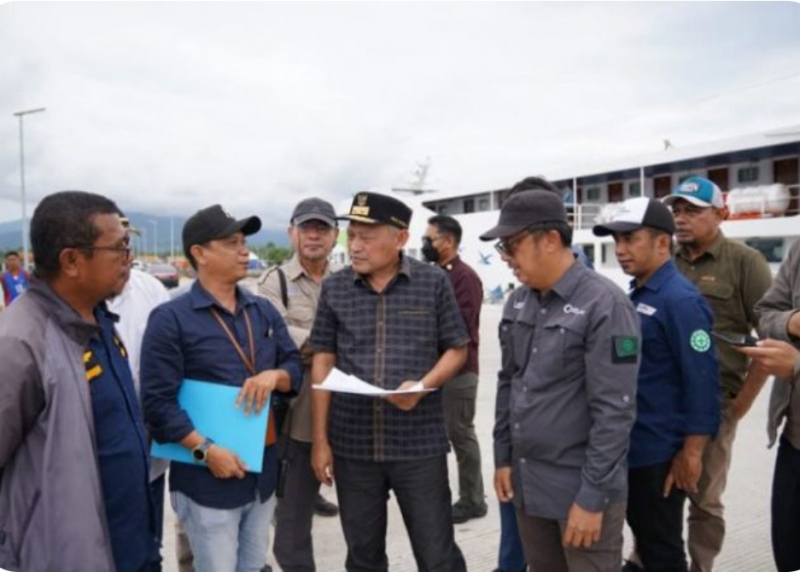 Wakil Gubernur Maluku Utara, Sarbin Sehe dan jajaran PT LEN di Pelabuhan Laut Sofifi.