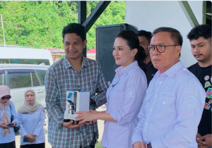 Gubernur Sherly Serahkan Alat Kopi dan Bengkel ke Barista di Halteng