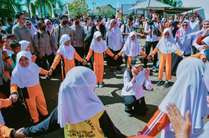 Rayakan Hari Anak Nasional, Gubernur Sherly Bermain Bersama Siswa di Halmahera Tengah