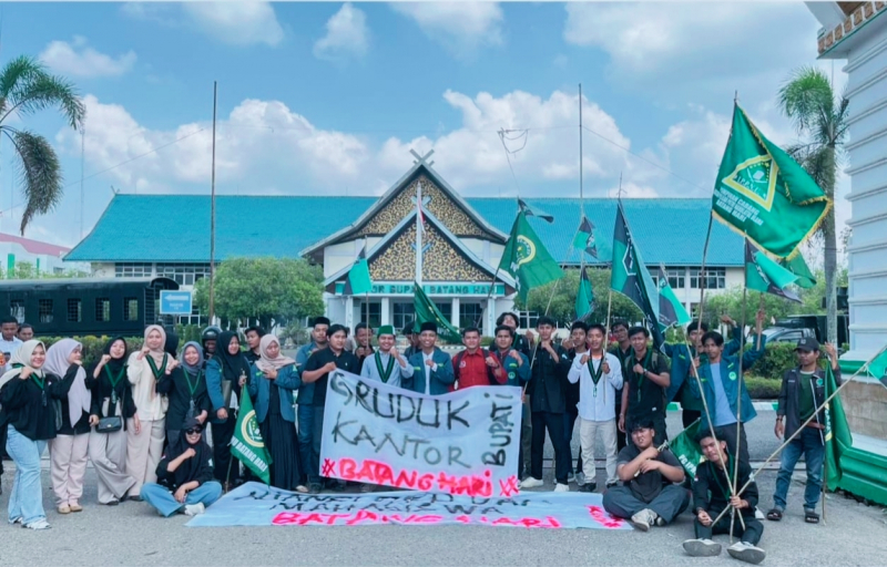 Aliansi dan Mahasiswa di Batanghari Melakukan Aksi Demonstrasi di Kantor Bupati Batanghari, Jumat (1/8/2025). 