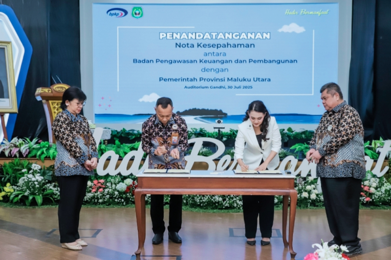 Penandatanganan antara Deputi Bidang Pengawasan Penyelenggaraan Keuangan Daerah (PPKD) BPKP dengan Gubernur Maluku Utara, Sherly Tjoanda, disaksikan kepala BPKP, di Jakarta. (Foto: Humas BPKP).