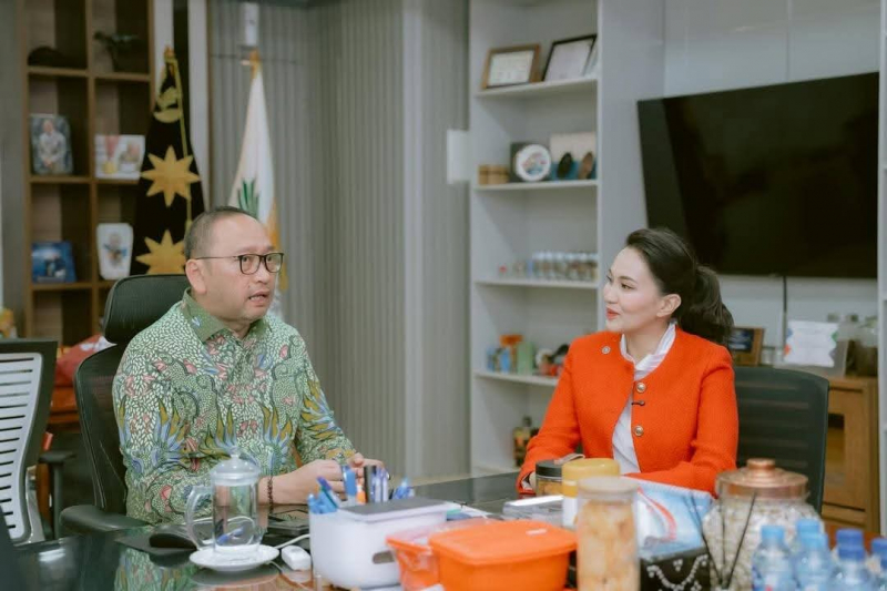 Gubernur Maluku Utara, Sherly Laos, serahkan data 40 Ribu Rumah Tak Layak Huni kepada Sekretaris Jenderal Kemensos RI di Jakarta, Selasa (5/8/2025).