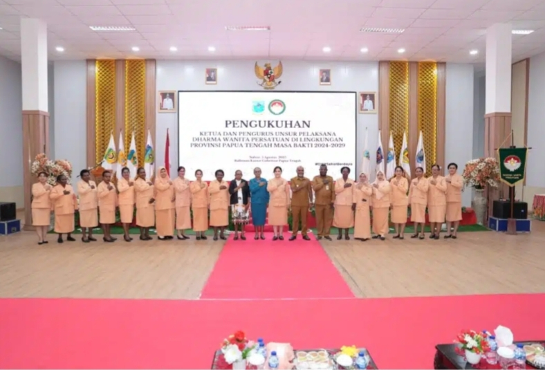 Wakil Gubernur Papua Tengah Deinas Geley, S.Sos, M.Si bersama para pengurus DWP Papua Tengah masa bhakti 2024-2029 yang baru dikukuhkan, Selasa, 5 Agustus 2025 di Ballroom Kantor Gubernur Bandara Lama Nabire.