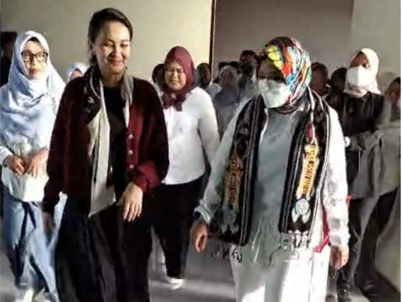 Gubernur Maluku Utara Sherly Tjoanda Sambut Kedatangan Ketua Wanita Selam Indonesia (WASI) sekaligus Ketua Umum Tim Penggerak PKK Pusat, Tri Tito Karnavian, di Bandara Babullah Ternate, Rabu (6/8/2025).