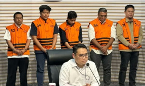 Drama Penangkapan Bupati Kolaka Timur: Bantah Kena OTT, Sehari Kemudian Digelandang KPK