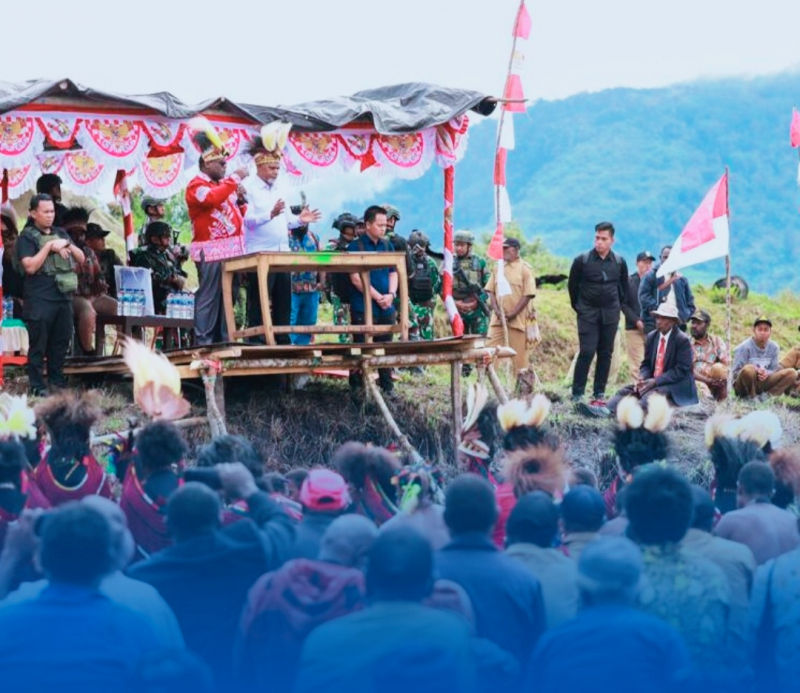 Gubernur dan Wakil Gubernur Papua Tengah saat bertatap muka dengan pengungsi di Sinak, Kabupaten Puncak. 