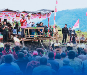 Gubernur Ultimatum Pengungsi di Sinak: Pulang dan Bangun Rumah Sebelum Desember