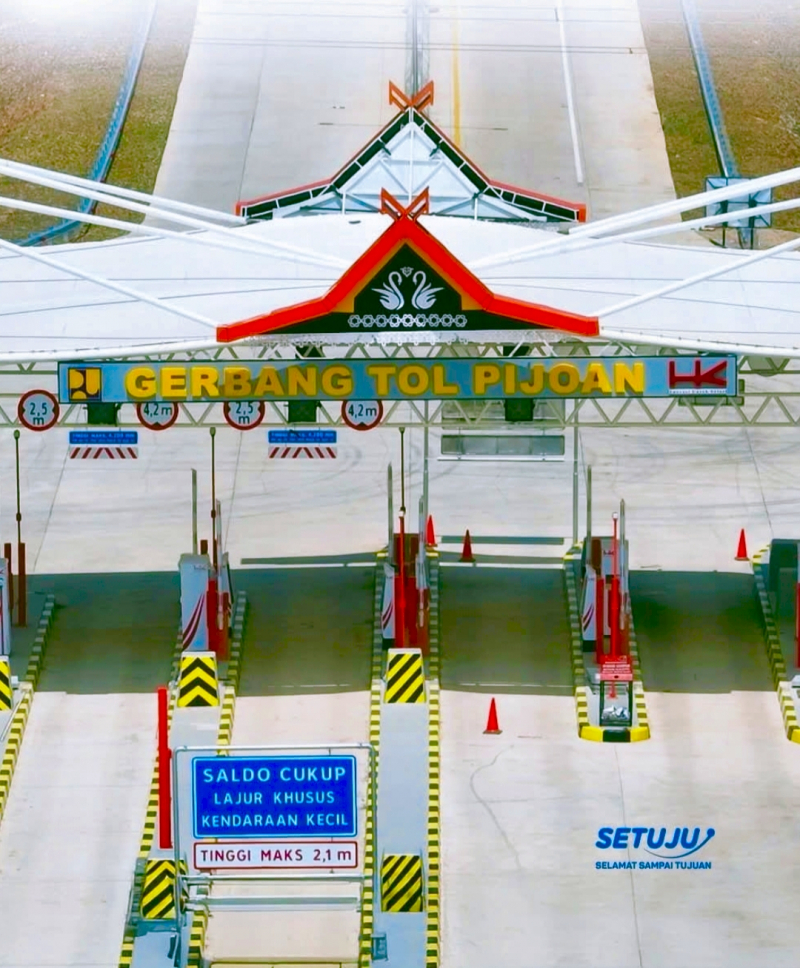Gerbang Tol Pijoan yang berada di Kecamatan Jambi Luar Kota, Kabupaten Muaro Jambi, Provinsi Jambi. 