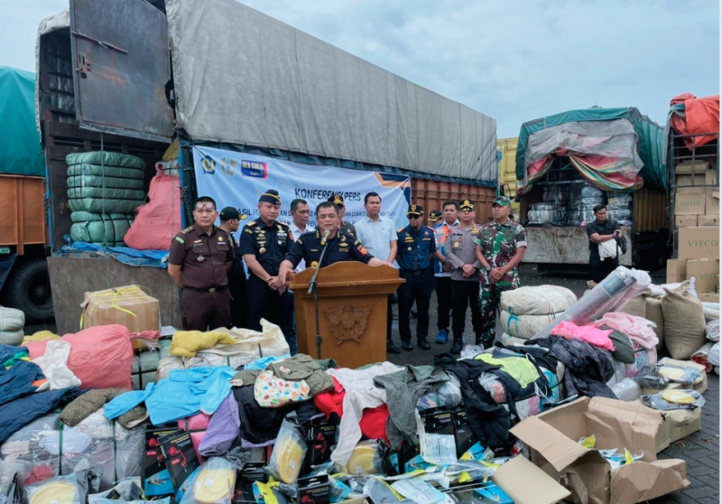 Satgas Gerebek dua kapal kayu KLM Airlangga (GT 168) dan KLM Arya Dwipa Arama (GT 469) yang bersandar di Pelabuhan Rakyat Taman Raja, Tungkal Ulu, pada 10 Agustus 2025 lalu.