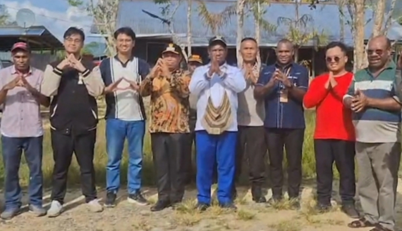 Bupati Yalimo Nahor Nekwek bersama Perwakilan Kementerian PUPR RI Ottis Heluka dan Rombongan Foto Bersama Usai Melakukan Survei.