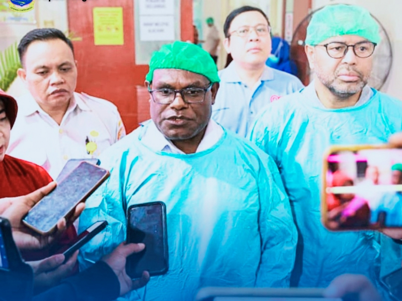 Gubernur Papua Tengah, Meki Nawipa, SH, membeirkan keterangan kepada wartawan di sela bakti sosial di Nabire, Rabu (13/8/2025) 