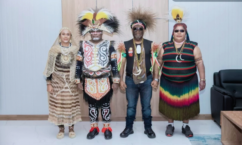 Gubernur Papua Tengah Meki Nawipa Pakai Baju Tradisional.