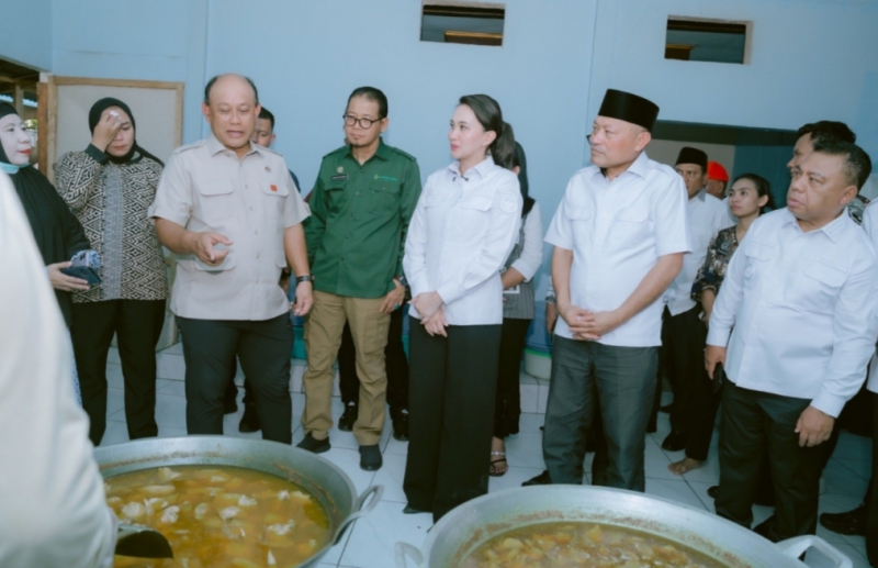 Gubernur Maluku Utara, Sherly Tjoanda bersama Kepala Badan Gizi Nasional, didampingi Waguh Sarbin Sehe, dan sejumlah bupati/wali kota, meninjau dapur MBG di Halmahera Barat, Rabu (20/8/2025).