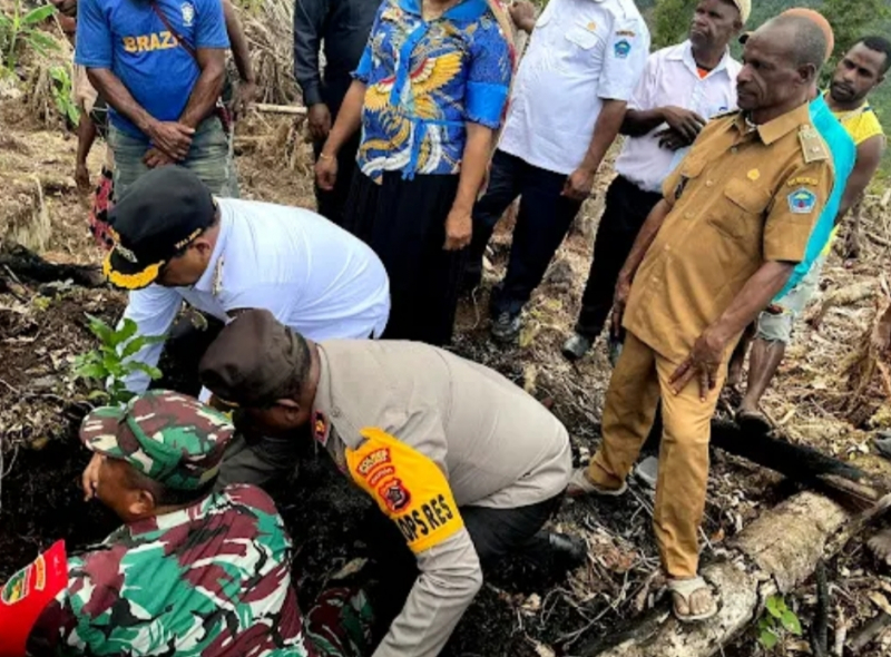
Bupati Yalimo, Dr. Nahor Nekwek, S.Pd., MM, dan Wakil Bupati, Yan Kiraklak, S.Pd
hadiri pembukaan lahan kopi kelompok tani Senien Horakia sekaligus peluncuran produk unggulan baru AnHar Landikma, Rabu (20/8/2025).
