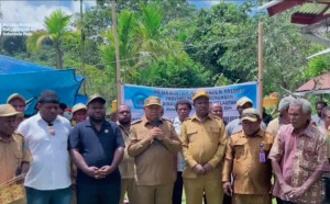 Yalimo Bangun Ekonomi Lokal, Bupati Bagikan Bibit Ikan ke Petani Hobakma