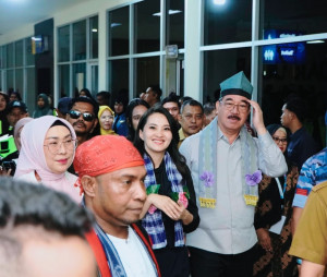 Paguyuban Maluku di Sultra Sambut Gubernur Sherly Tjoanda di Bandara Haluoleo