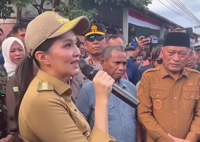 Gubernur Maluku Utara Sherly Tjoanda Saat Bertemu Demontran.