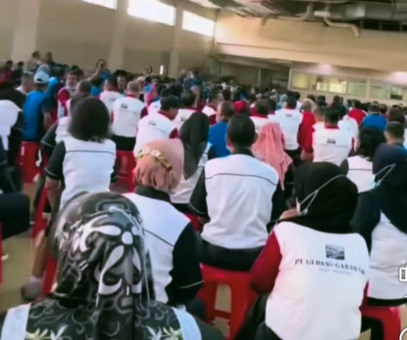 Sebuah video yang memperlihatkan dugaan pemutusan hubungan kerja (PHK) massal di salah satu pabrik rokok terbesar di Kediri, Jawa Timur.