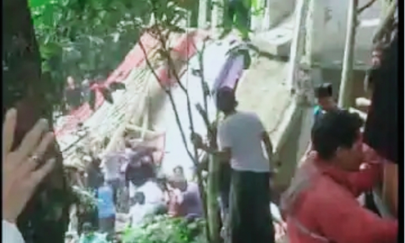 Musholla di Kampung Ciapus, Desa Sukamakmur, Kecamatan Ciomas, Cabupaten Bogor yang ambruk, Minggu (7/9/2025).