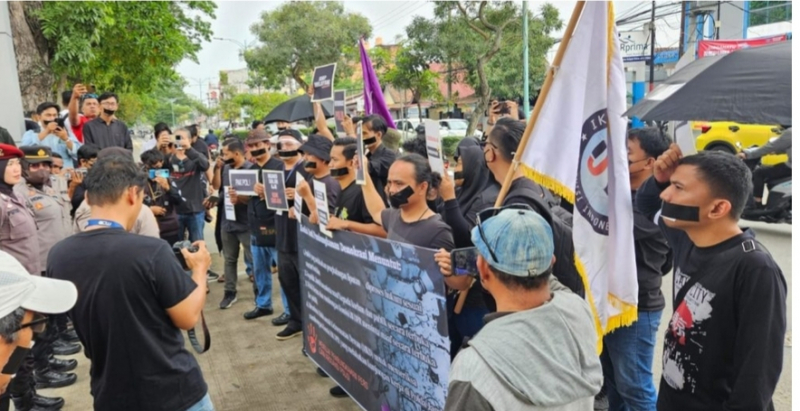 Para  Jurnalis Jambi melakukan aksi di Mapolda Jambi,Rabu (17/9/2025)