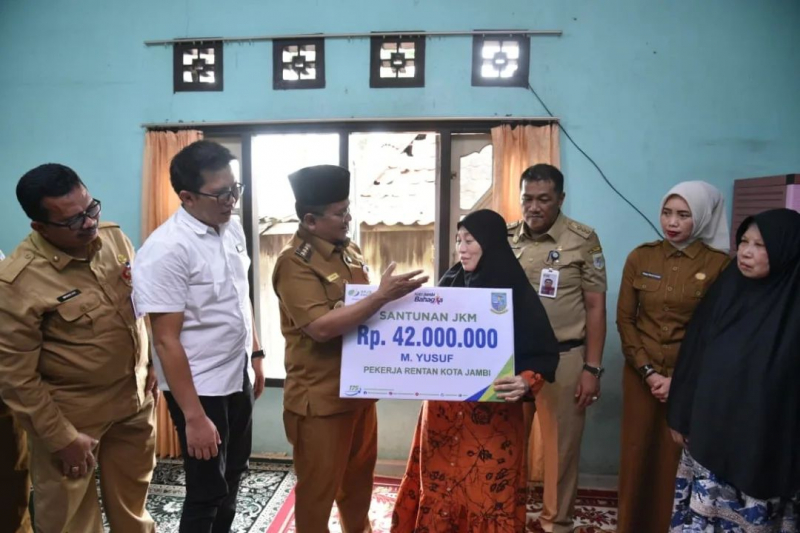 Walikota Jambi Serahkan Santunan JKM Kepada Ahli Waris. 