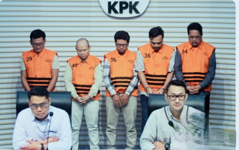KPK secara resmi menahan lima tersangka dalam kasus dugaan korupsi Jepara Artha. 