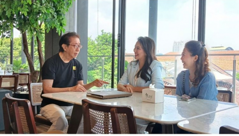 Gubernur Maluku Utara Sherly Tjoanda Laos berkunjung ke Kantor Sido Muncul dan disambut langsung oleh Direktur Utama Sido Muncul Dr. (H.C.) Irwan Hidayat (baju hitam) serta jajaran, Rabu (1/10/2025). foto : SidoMuncul