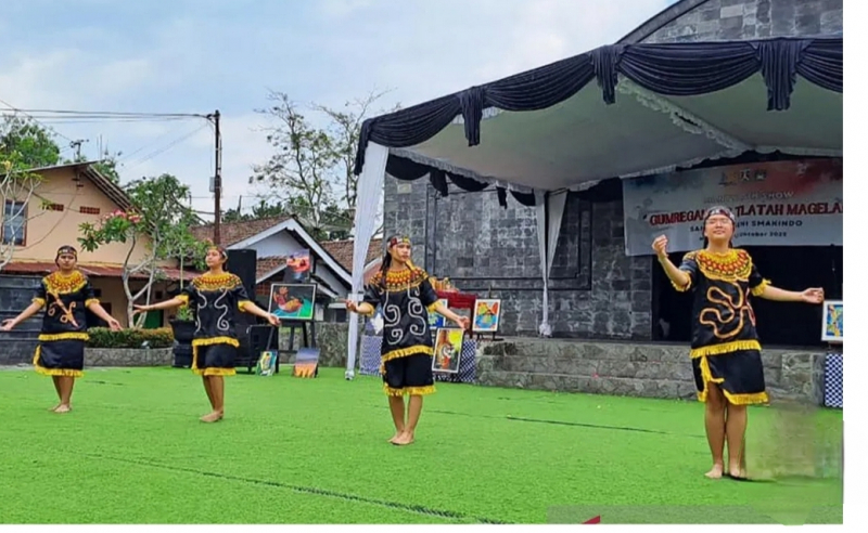 Siswa-siswi SMA Kristen Indonesia (SMAKINDO) Kota Magelang tampil memukau dalam ajang Mantyasih Show yang digelar di situs sejarah Mantyasih, Magelang Tengah, Minggu (12/10). Foto : istimewa 