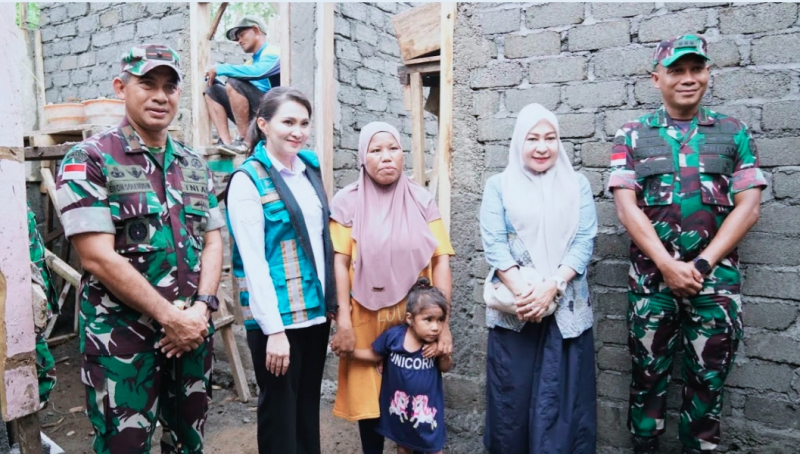 Gubernur Sherly bersama Danrem 152/Baabullah Brigjen TNI Enoh Solehudin tinjau progres RTLH di Ngade, Ternate Selatan/Kamis 9 Oktober 2025