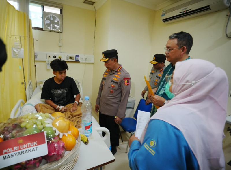 Kapolri Listyo Sigit Kunjungi Korban Ledakan SMAN 72 di RSI Cempaka Putih. foto : humas