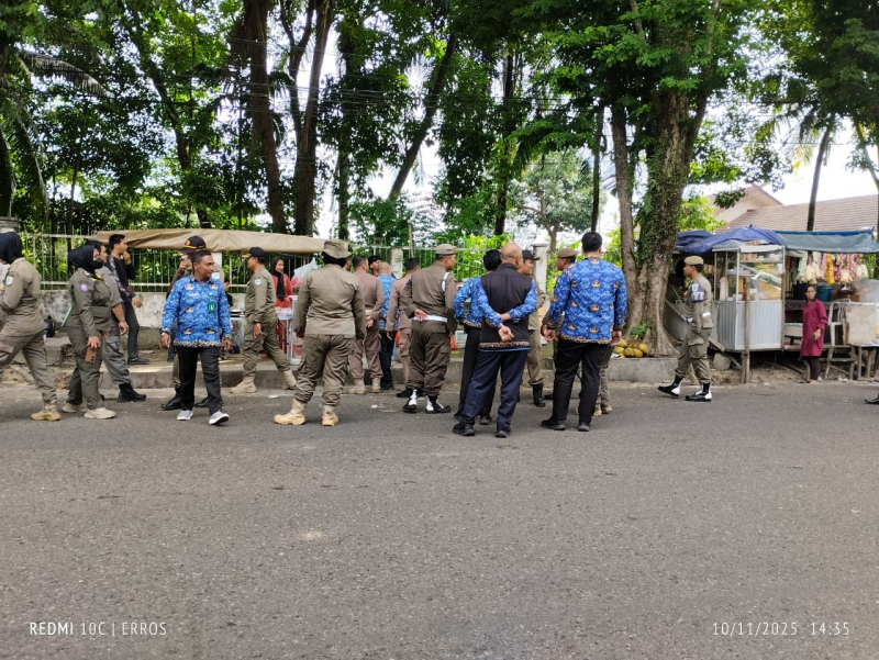 Penertiban PKL di Kawasan Telanaipura, Kota Jambi, Senin (10/11/2025).