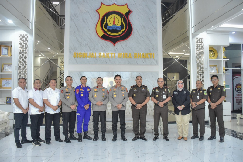 Kapolda Jambi Irjen Pol. Krisno H. Siregar menerima kunjungan silaturahmi Kepala Kejaksaan Tinggi (Kajati) Provinsi Jambi Sugeng Hariadi di ruang kerjanya, Rabu (12/11/2025).