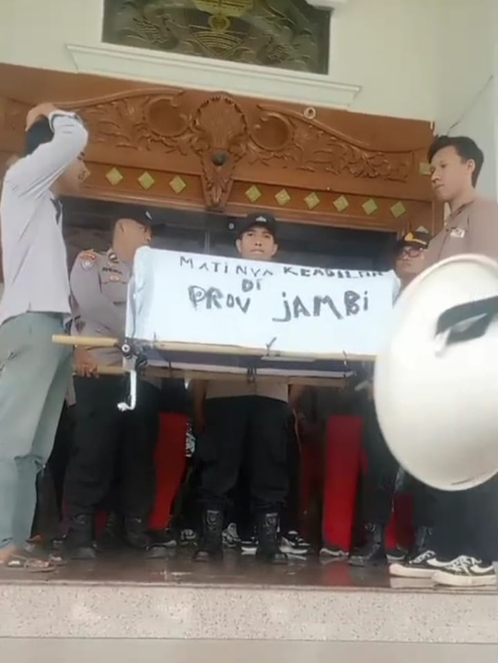 Mahasiswa Demonstrasi ke Kantor Gubernur Jambi. foto : ist