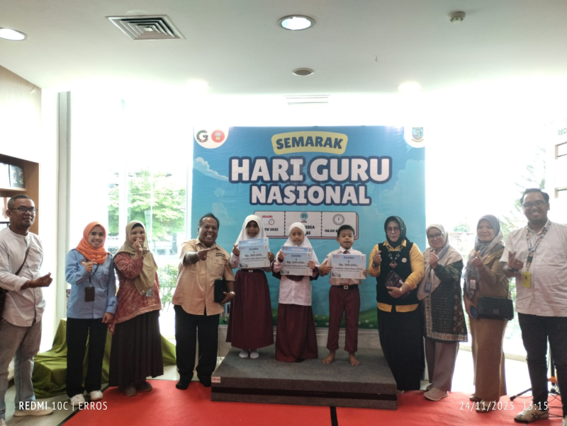 Para Juara 1 Lomba Puisi Hari Guru Nasional Foto Bersama. foto : Erwin Ros
