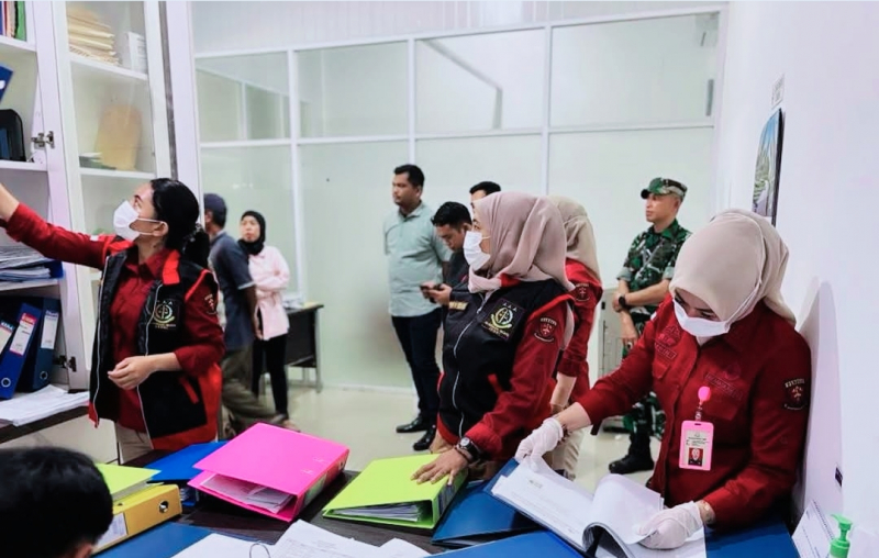 Tim Pidsus Kejari Jambi Melakukan Penggeledahan Kantor PT EBN