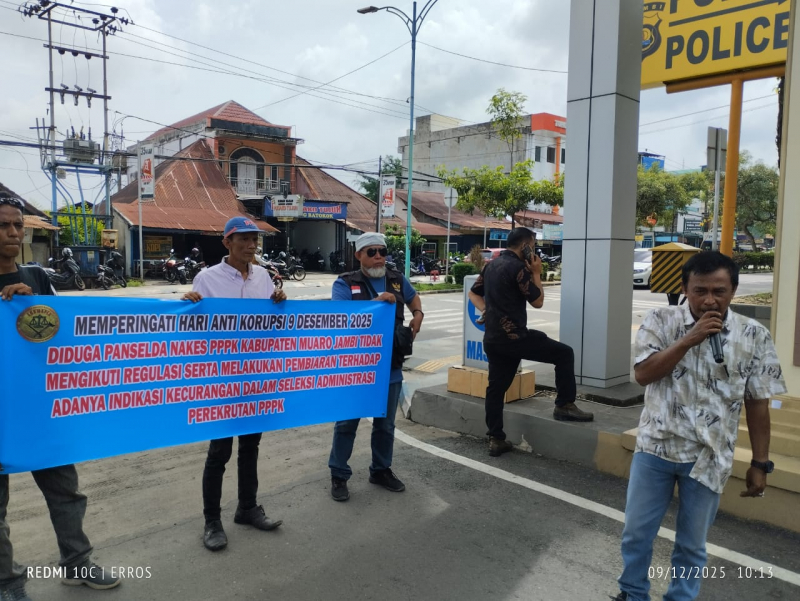 LSM Formapek Demontrasi ke Polda Jambi, Selasa (9/12/2025)