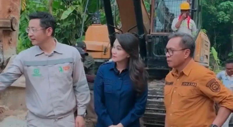 Gubernur Sherly saat sedang bersama Bupati Halmahera Tengah Ikram M Sangaji dan Presiden Direktur PT IWIP Kevin saat peresmian pembanguna jalan Fagogoru sebagai alternatif untuk ruas tanjakan tabalik