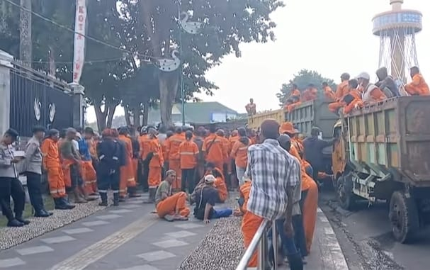 Petugas Kebersihan Sampah Demo ke Kantor Walikota Jambi