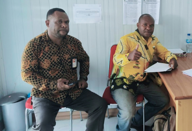 Tim Kuasa Hukum YAKEHU,  Yustinus Butu, S.H., M.H. dan Titus Tabuni,S.H.,M.H Saat Mendatangi Kantor Gubernur Papua Tengah