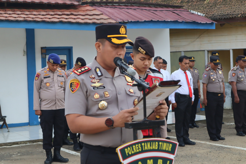 Kapolres Tanjung Jabung Timur yang baru, AKBP Ade Candra, S.P., S.I.K., memimpin apel pagi perdana di halaman Mapolres Tanjab Timur, Senin (12/1/2026).
