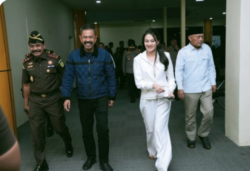 Jampidum Asep Nana Mulyana tiba bersama Gubernur Maluku Utara, Sherly Tjoanda di Bandara Sultan Babullah. Foto (Istimewa)